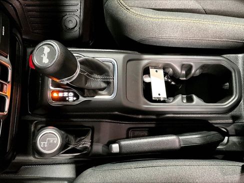 Used 2025 Jeep Wrangler Unlimited Sahara AWD/4WD image 17