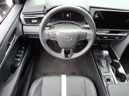 Used 2025 Toyota Camry SE image 11