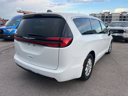 Used 2024 Chrysler Pacifica Touring-L image 6