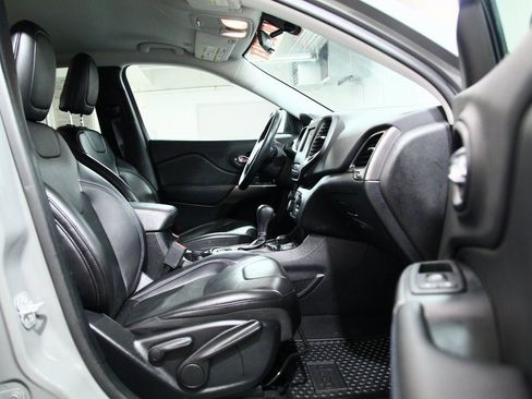 Used 2019 Jeep Cherokee Latitude Plus w/ Cold Weather Group image 23