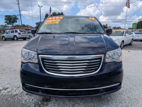Used 2016 Chrysler Town & Country Touring image 2