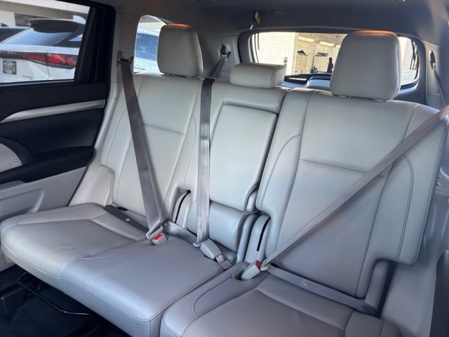 Used 2019 Toyota Highlander XLE AWD/4WD image 24