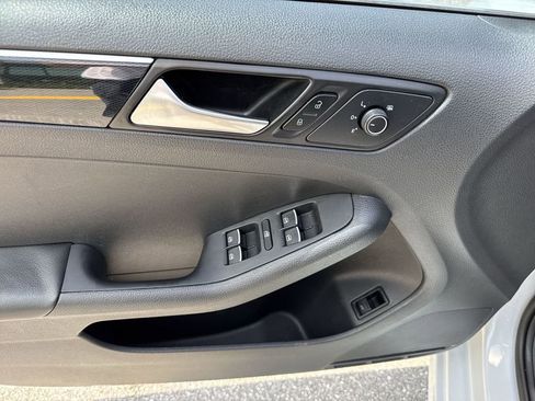 Used 2017 Volkswagen Jetta SEL FWD image 40