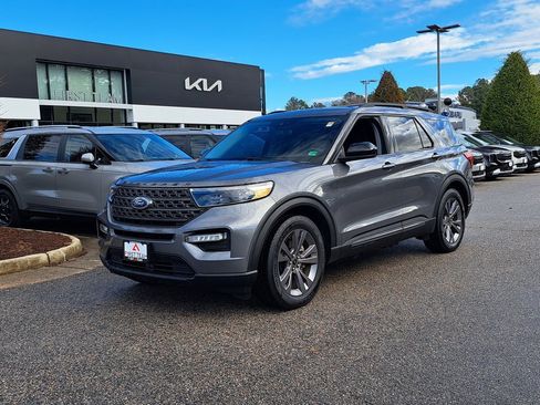 Used 2022 Ford Explorer XLT w/ Equipment Group 202A image 2