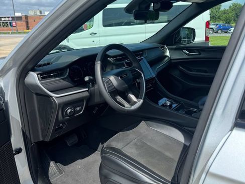 Used 2025 Jeep Grand Cherokee Altitude AWD/4WD image 10