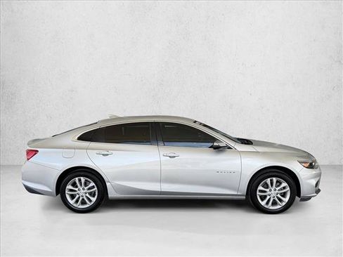 Used 2017 Chevrolet Malibu LT FWD image 4