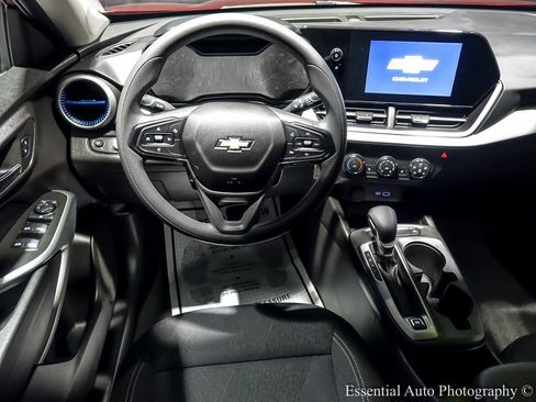 Used 2025 Chevrolet Trax LS w/ LS Convenience Package image 17