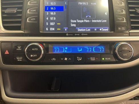 Used 2019 Toyota Highlander XLE image 32