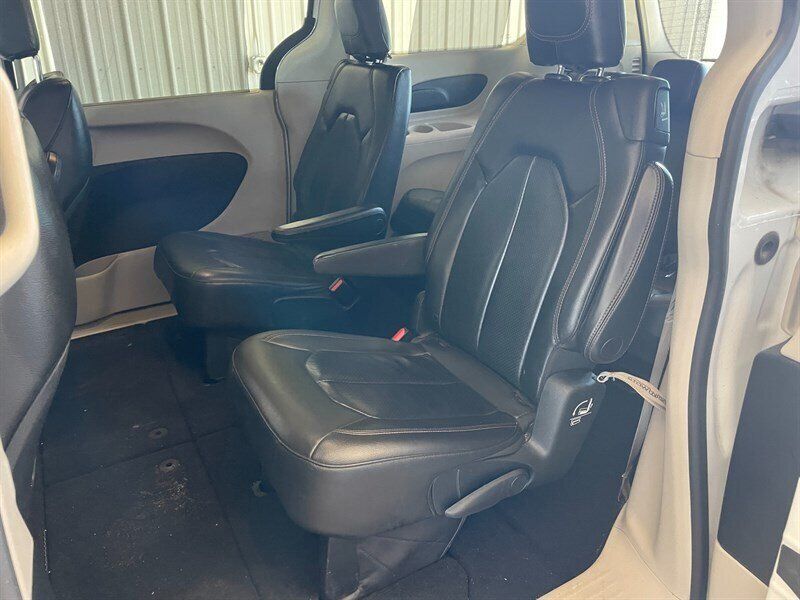 Used 2019 Chrysler Pacifica Touring-L FWD image 16