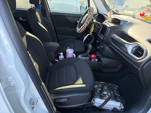 Used 2021 Jeep Renegade Latitude image 9