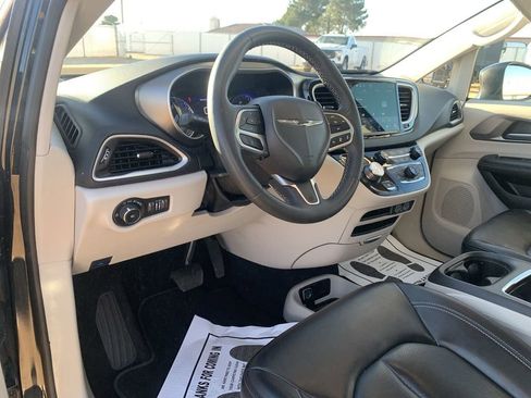 Used 2023 Chrysler Pacifica Touring-L FWD image 7