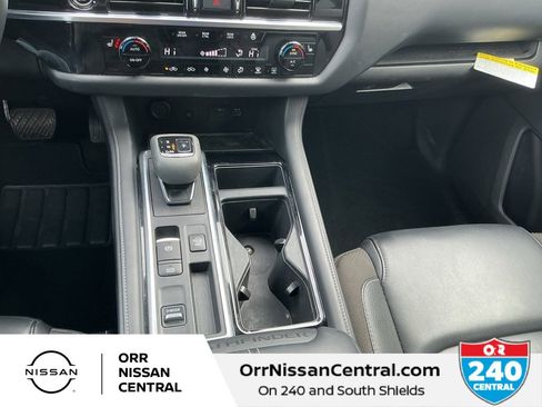 Used 2024 Nissan Pathfinder SL w/ Black Appearance Package image 24