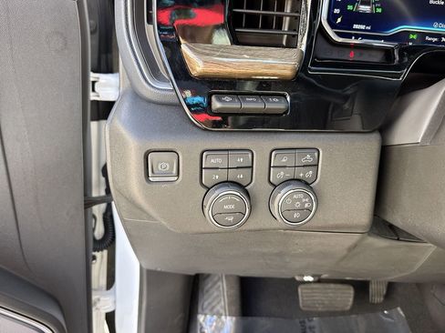 Used 2024 Chevrolet Silverado 1500 High Country w/ Technology Package AWD/4WD image 55