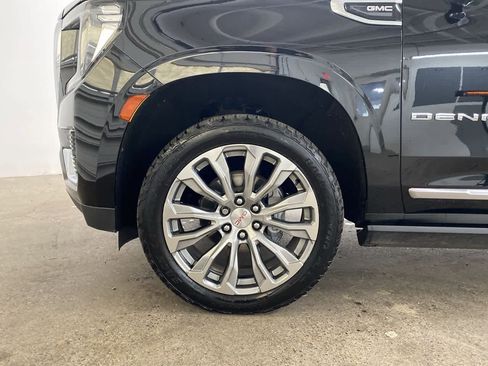 Used 2021 GMC Yukon XL Denali w/ Denali Premium Package image 11
