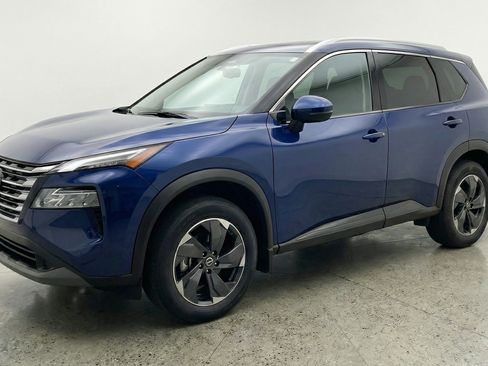 Used 2025 Nissan Rogue SV image 3