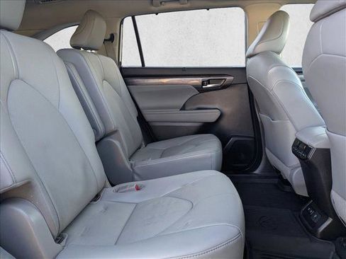 Used 2021 Toyota Highlander Limited image 23