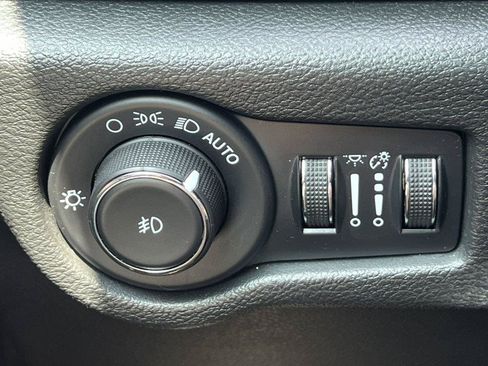 Used 2023 Chrysler Pacifica Touring FWD image 17