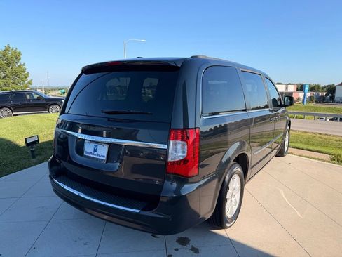Used 2012 Chrysler Town & Country Touring w/ Entertainment Group #1 FWD image 9