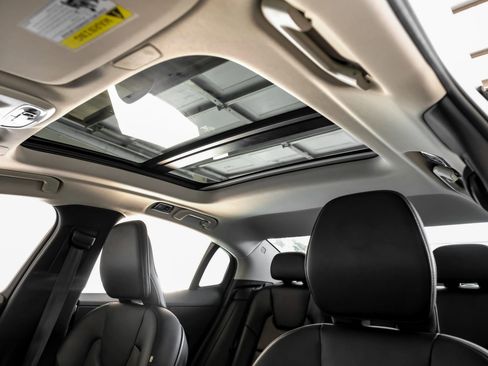 Used 2020 Volvo S60 T5 Momentum image 4