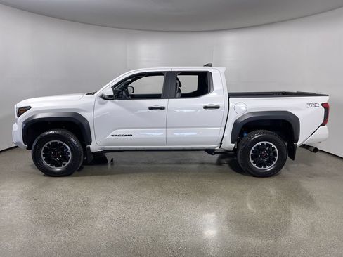 Certified 2025 Toyota Tacoma TRD Off-Road AWD/4WD image 6