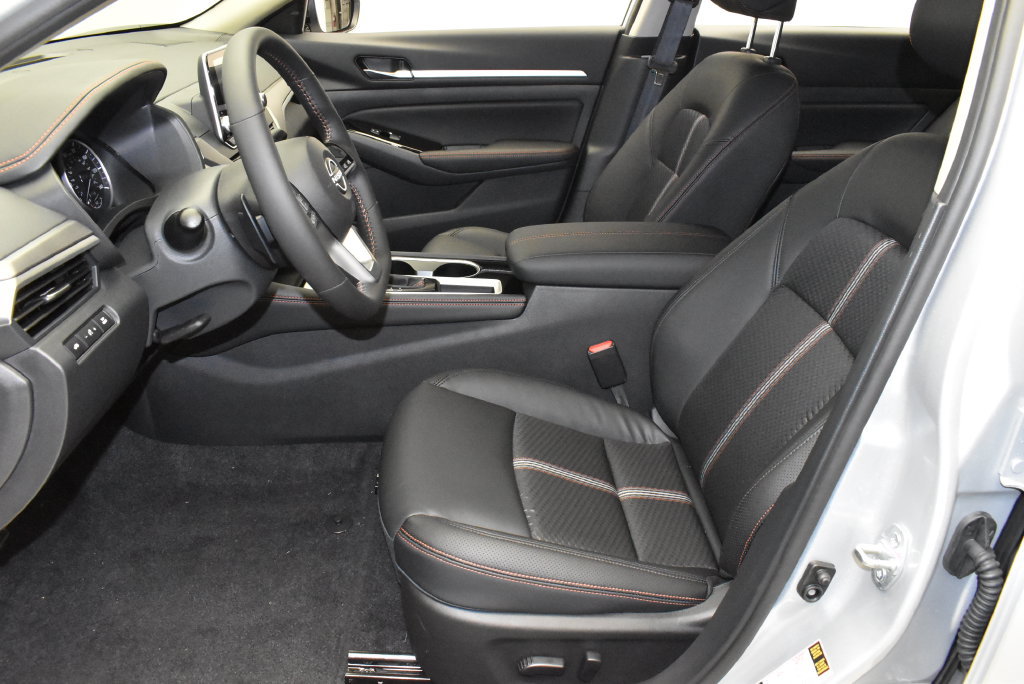 Used 2025 Nissan Altima 2.5 SR FWD image 13