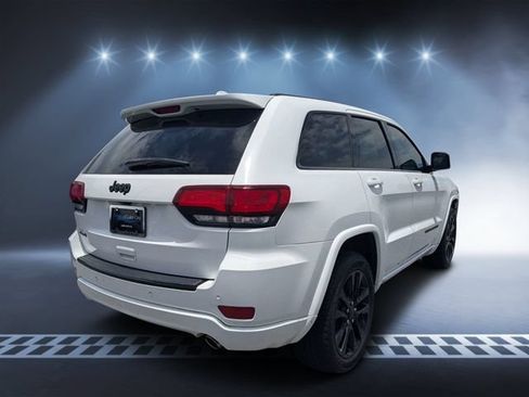 Used 2018 Jeep Grand Cherokee Laredo AWD/4WD image 3