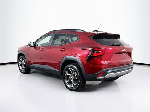 Used 2025 Chevrolet Trax LT w/ LT Convenience Package image 5