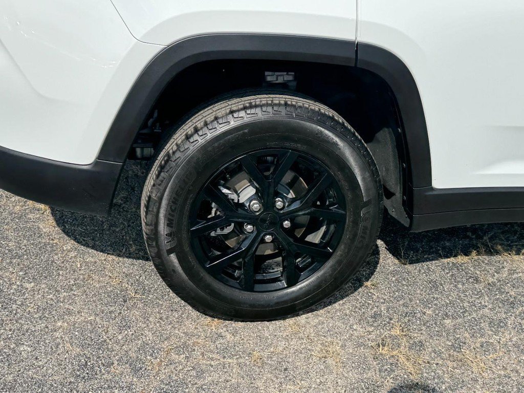 Used 2025 Jeep Grand Cherokee Altitude AWD/4WD image 4