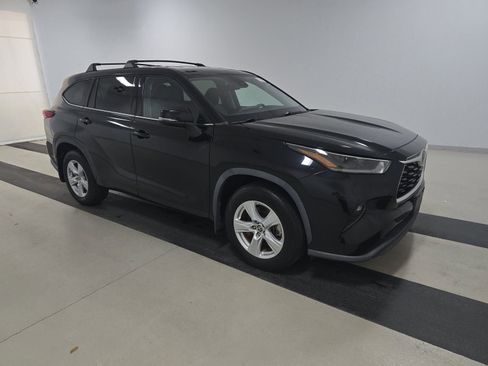 Used 2021 Toyota Highlander LE image 3