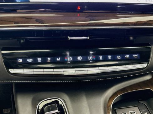 Used 2024 Cadillac Escalade ESV Premium Luxury Platinum AWD/4WD image 16