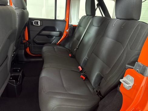 Used 2019 Jeep Wrangler Unlimited Sahara AWD/4WD image 13