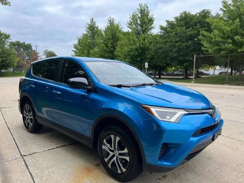 Used 2018 Toyota RAV4 LE image 2