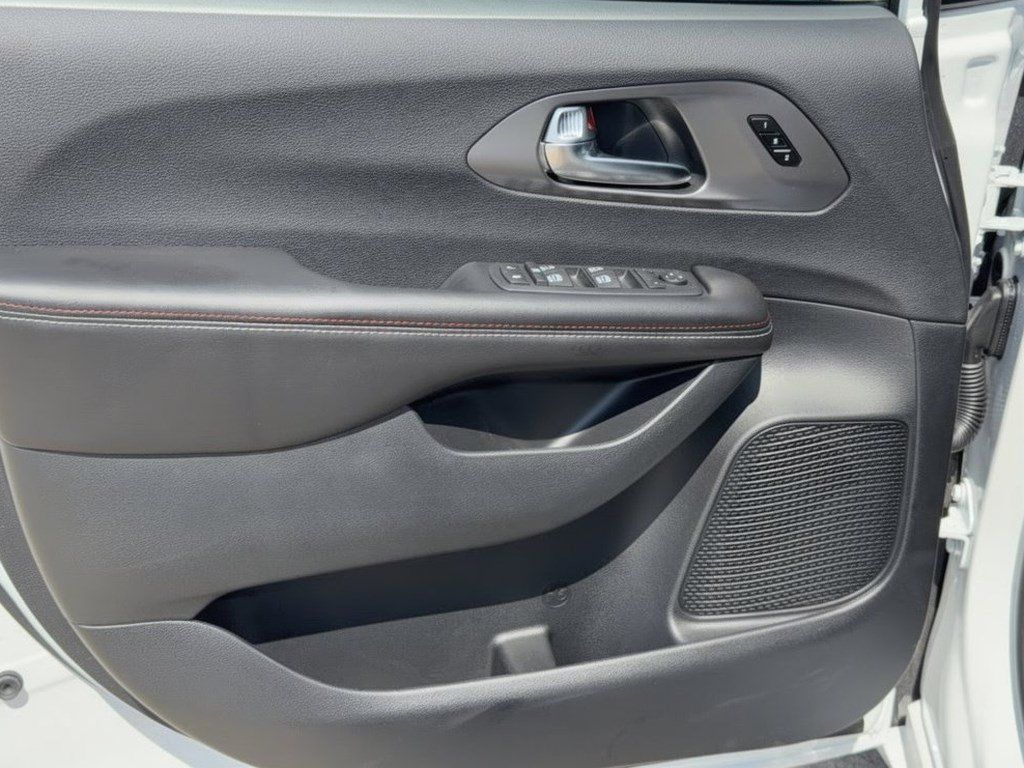 New 2027 Chrysler Pacifica Select FWD image 14