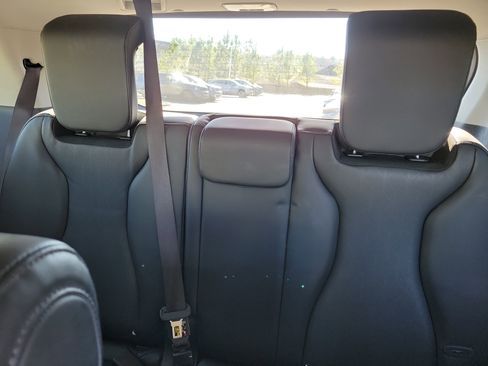 Used 2023 Kia Carnival LX image 8