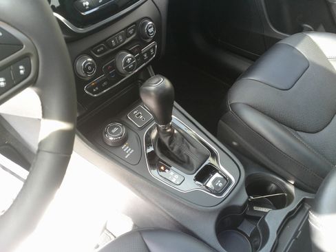 Used 2022 Jeep Cherokee Limited w/ Elite Package image 16