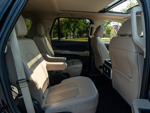 Used 2024 Ford Expedition Limited RWD image 19