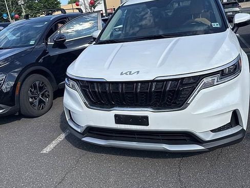 Used 2024 Kia Carnival LX FWD image 3