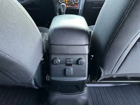 Used 2019 Ford Explorer XLT image 32