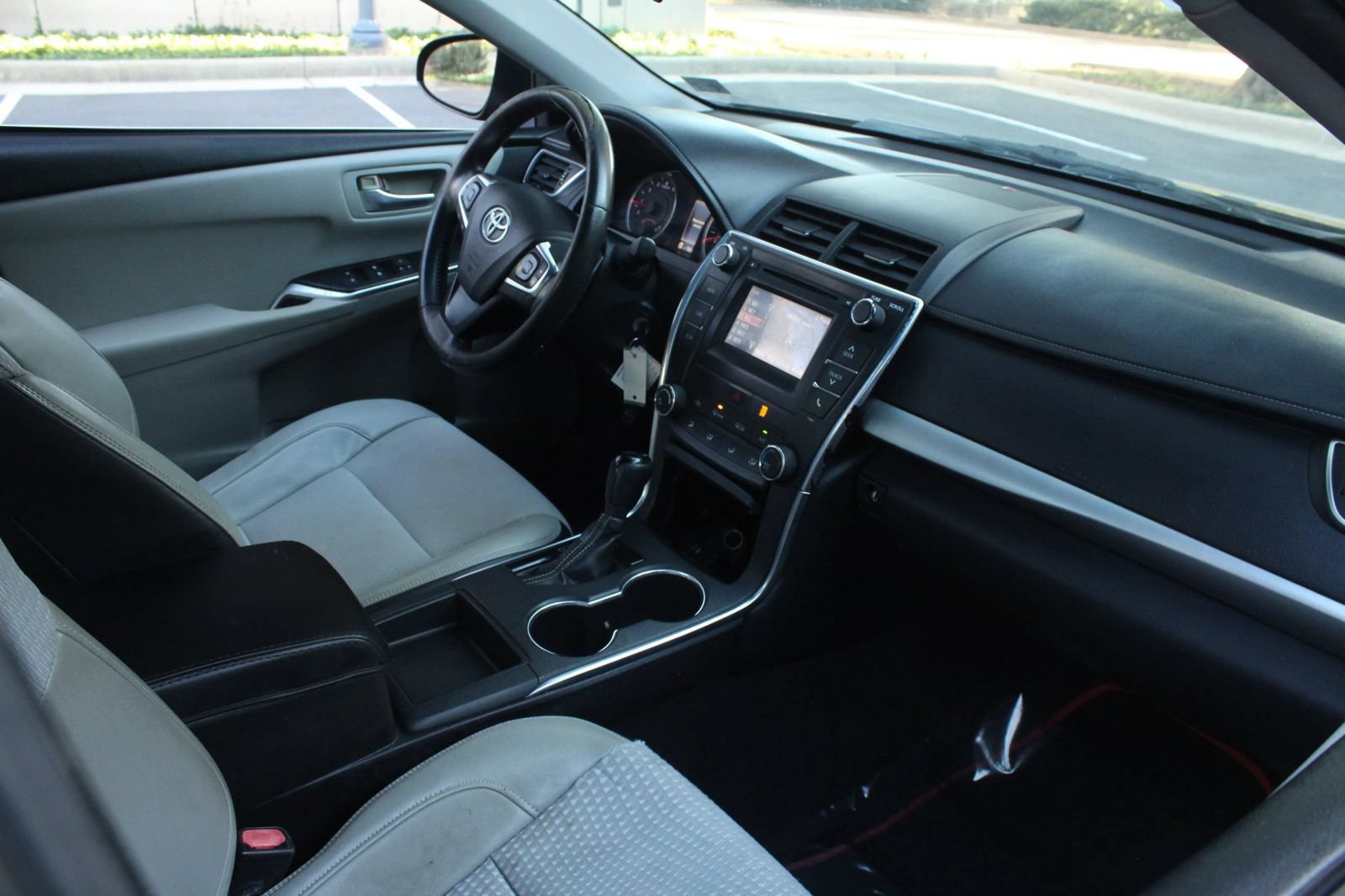 Used 2015 Toyota Camry SE FWD image 25