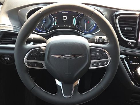 New 2026 Chrysler Pacifica Select image 13