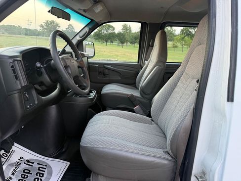 Used 2004 Chevrolet Express 1500 Passenger RWD image 9