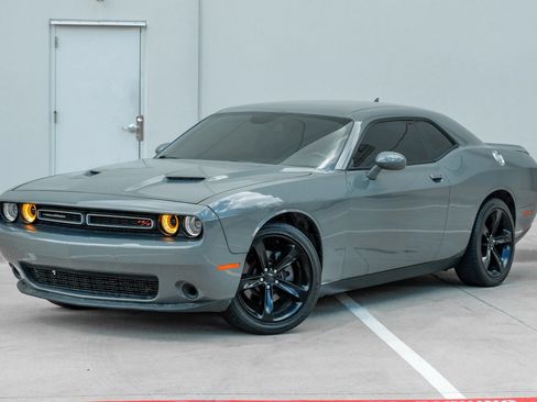 Used 2018 Dodge Challenger R/T w/ Sound Group RWD image 10