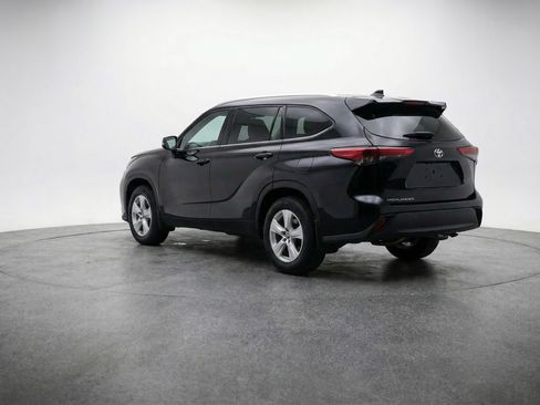 Used 2025 Toyota Highlander LE FWD image 6
