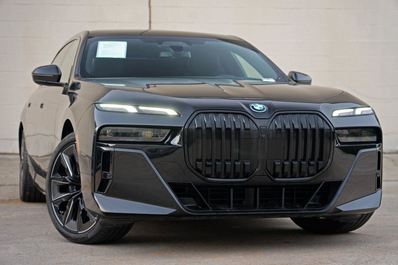 Used 2024 BMW i7 xDrive60 AWD/4WD image 3