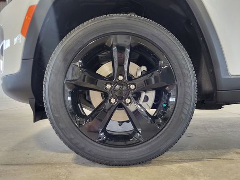 New 2025 Jeep Grand Cherokee Altitude image 11