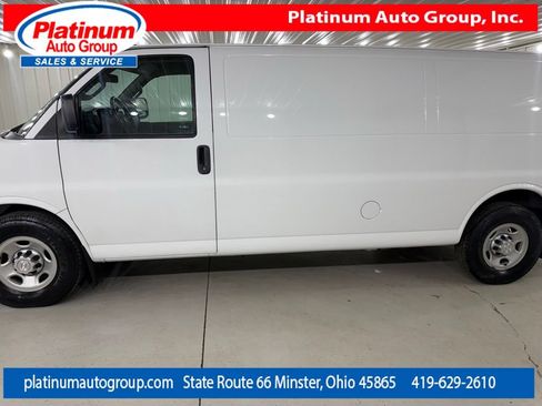 Used 2017 Chevrolet Express 3500 Extended RWD image 2