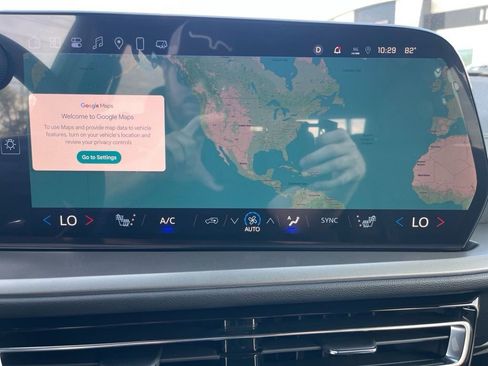 Used 2025 Chevrolet Traverse LT image 19