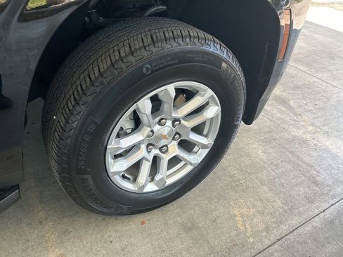 Used 2025 Chevrolet Suburban LS RWD image 20