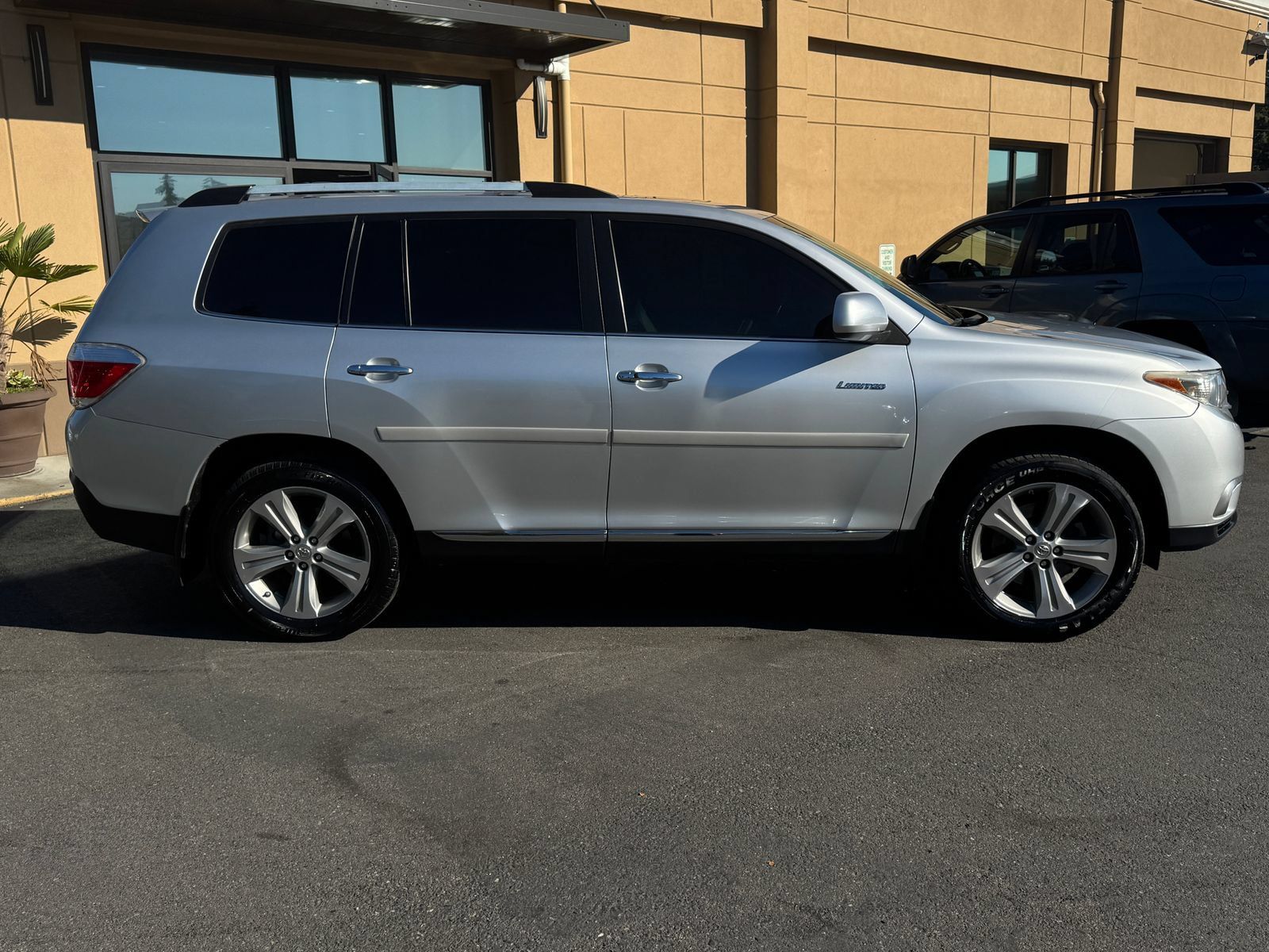 Used 2012 Toyota Highlander Limited w/ Tow Pkg AWD/4WD image 8