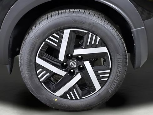 Used 2025 Nissan Kicks SV w/ SV Premium Package image 9